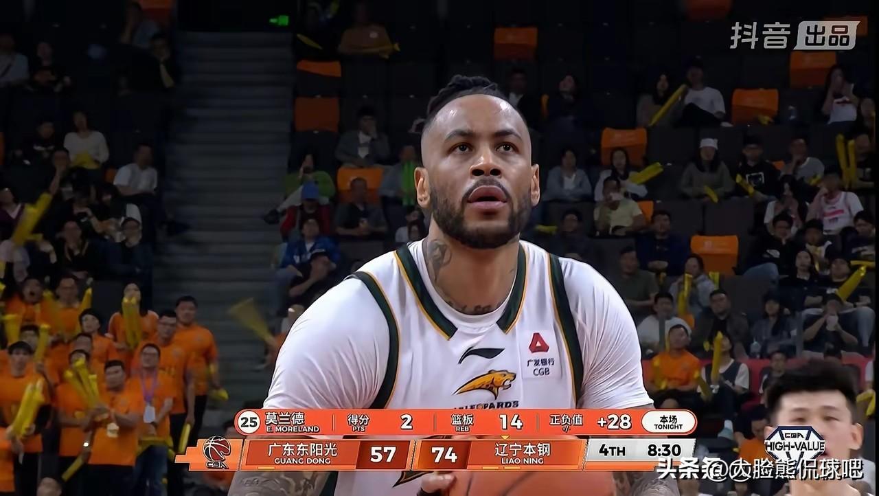 今晚的莫兰德化身篮板魔兽啊！
今晚莫兰德代表辽宁对阵旧主广东，是一点也没留情面啊