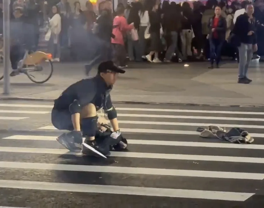 12月19日，台北男子无差别伤人，伤者中有一名HIV感染者，现场出现血液喷溅。台