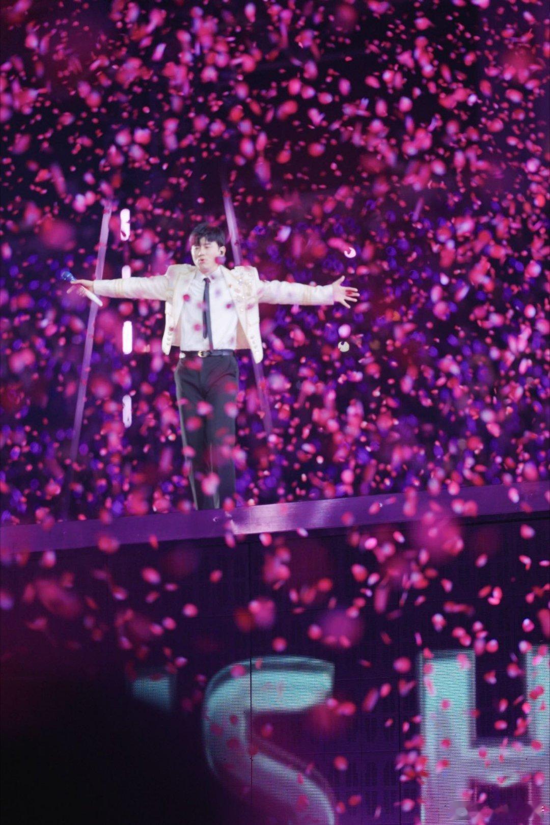 张杰演唱会第一视角 奔赴台州的浪漫全在这了！吃薯片赢来的入场券，让我遇见蓝色星海