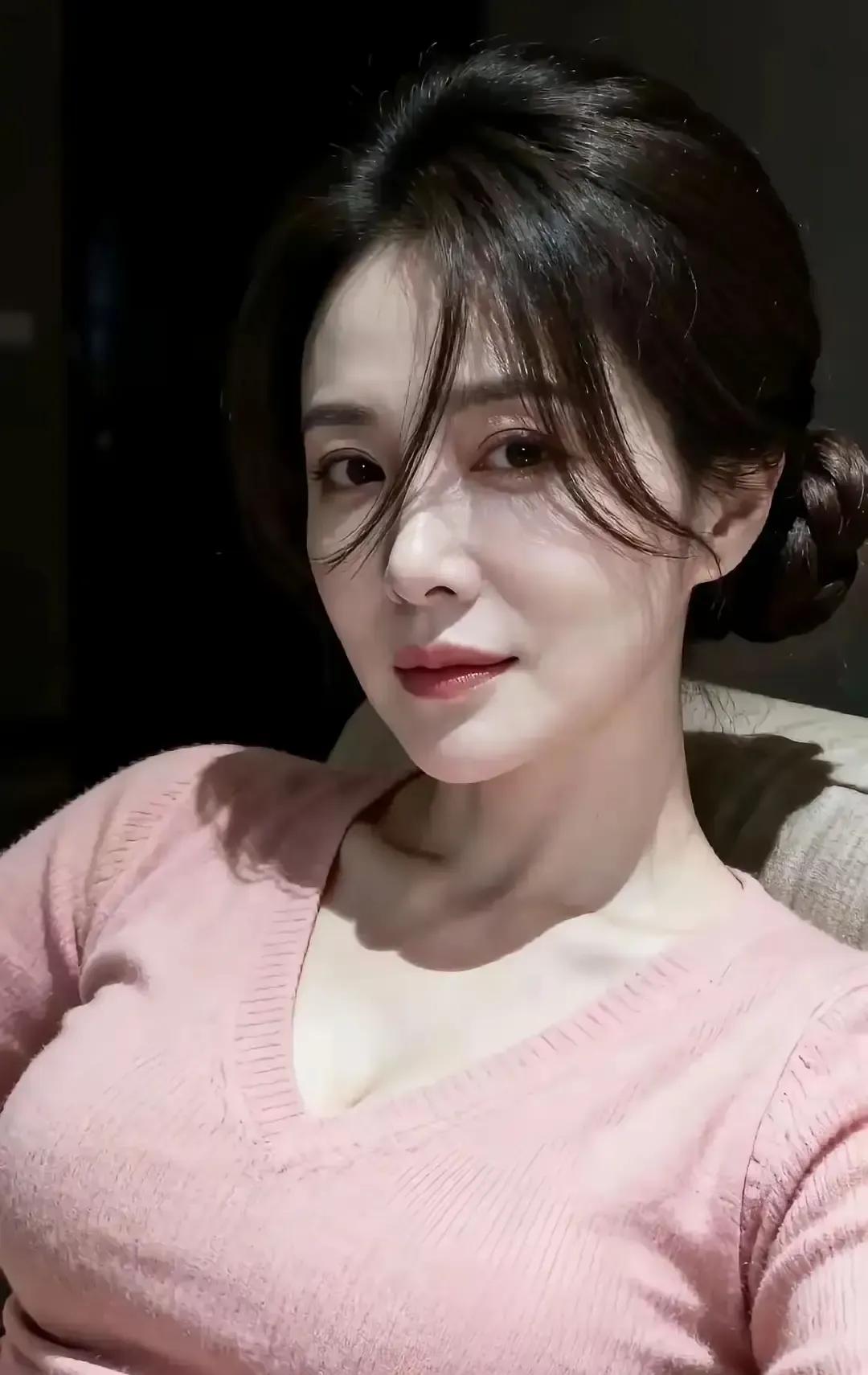 一对小夫妻把冷战结束在剥橘子里。
女生说那天两人板着脸上床，老公默默掰了一瓣橘子