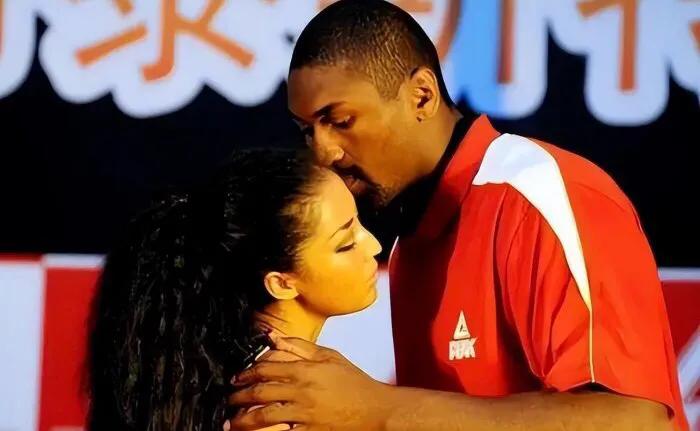 这是当年第一个和NBA球星谈恋爱的中国女歌手！
可惜最后还是因为家暴的原因而导致