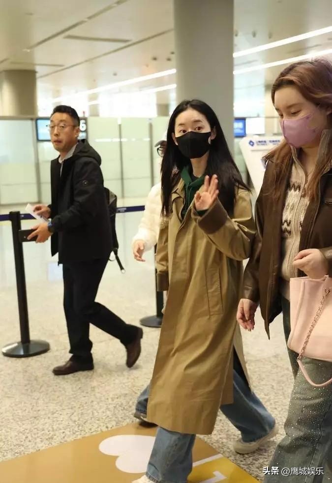 郭晓婷素颜现身机场，温柔亲和状态佳，网友：这才是真正的演员！

3月26日，演员