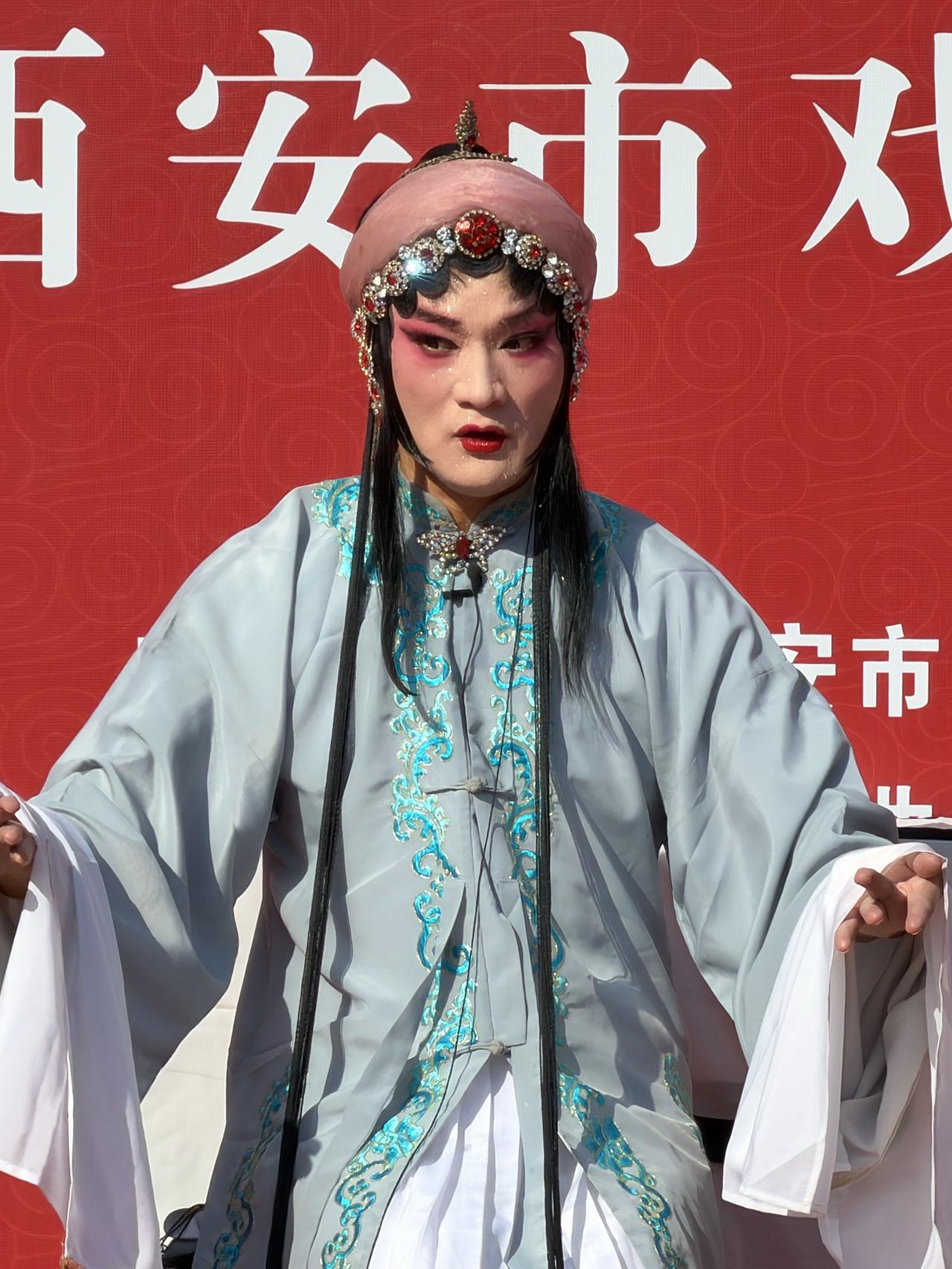 听说，西安环城公园里面的西南城角，节日期间，有秦腔大戏上演，今天下午，我专门去瞧