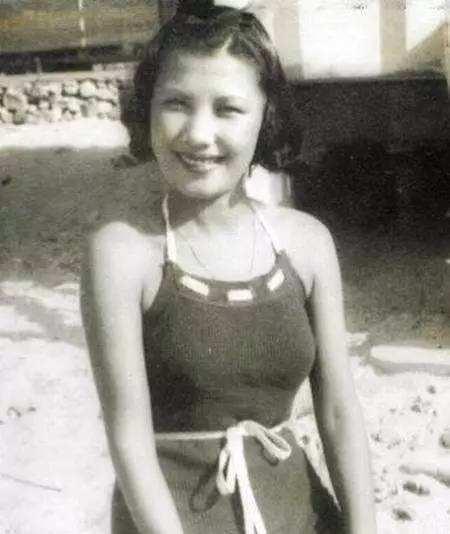 [微风]1941年，一名女子当着毛人凤的面、轻轻褪去身上的衣服，由于紧张，她白嫩
