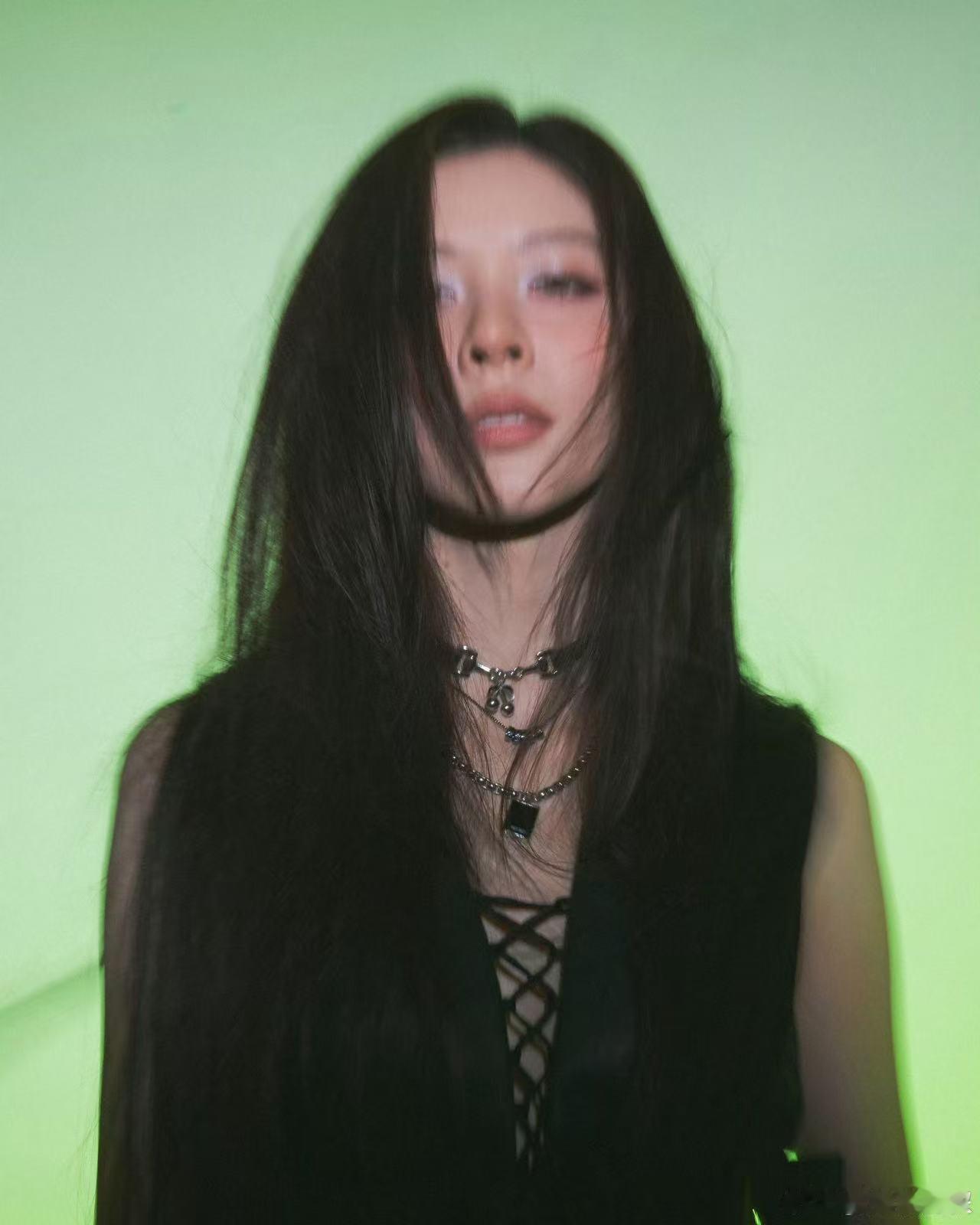 宋妍霏顶级魅魔 宋妍霏的这次造型完全征服了我！她的全黑穿搭加上那撩人的眼神，仿佛