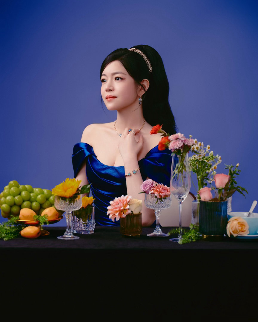 谁会不被的少女感狙击？！高马尾扎发蓬松灵动，丝绒发带挽起甜美与温柔，缎面裙摆如蓝