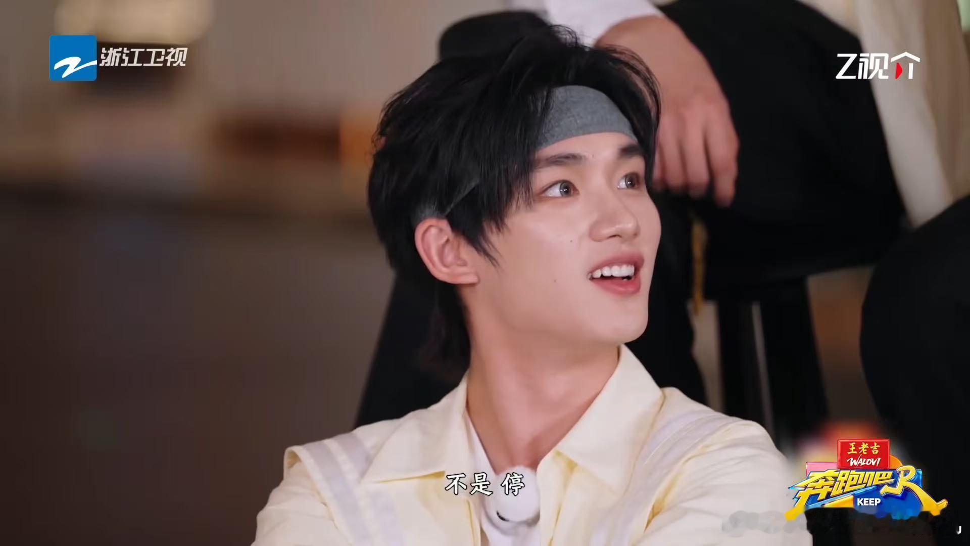 严浩翔引体向上使出了脚力奔跑吧 严浩翔做引体向上吃洋葱圈，体力耗尽后开始靠脚力提