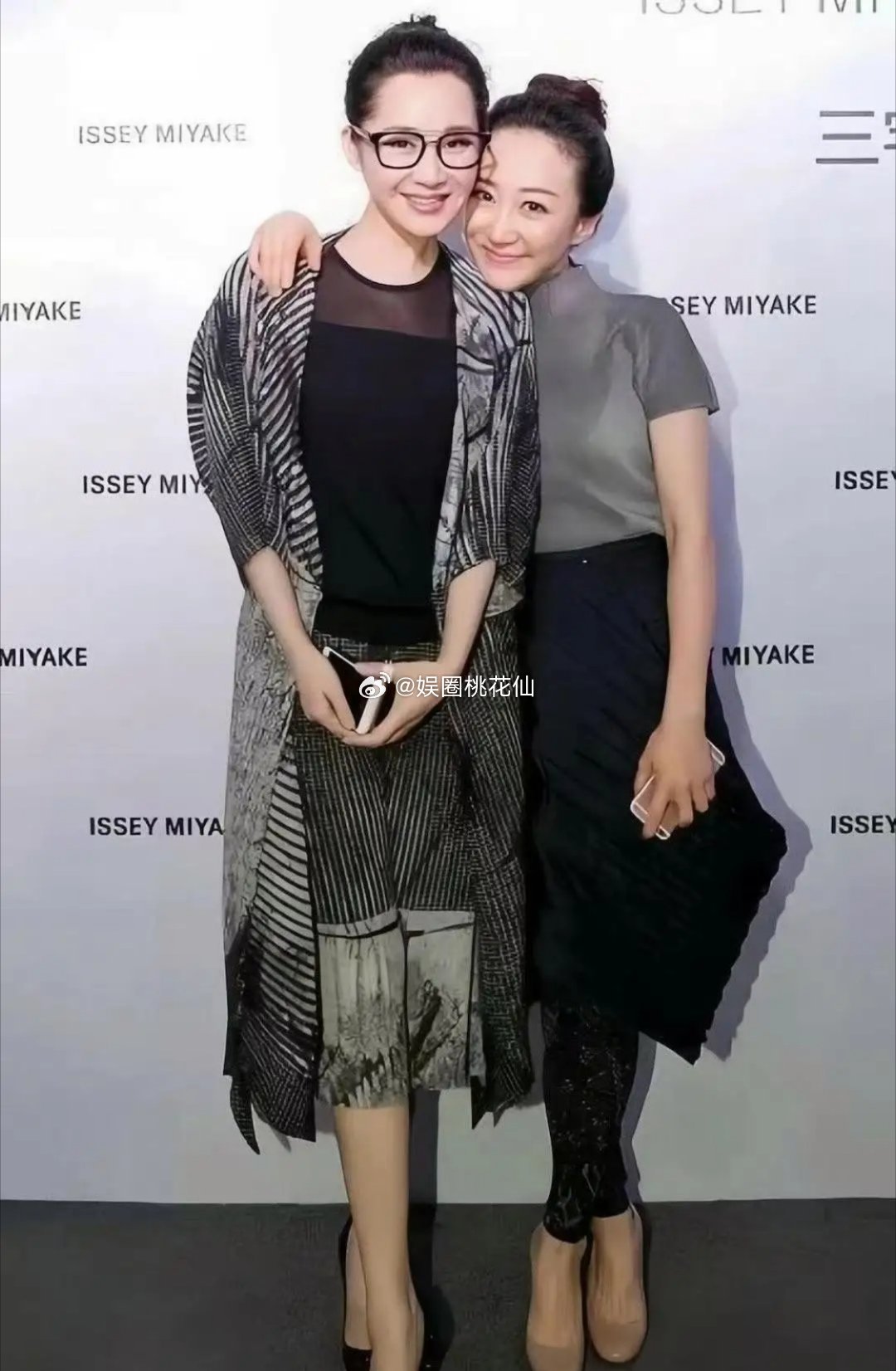 许晴虽说年纪上来了，戴起眼镜却特有魅力，皮肤还白得晃眼，这状态也太让人羡慕了吧！