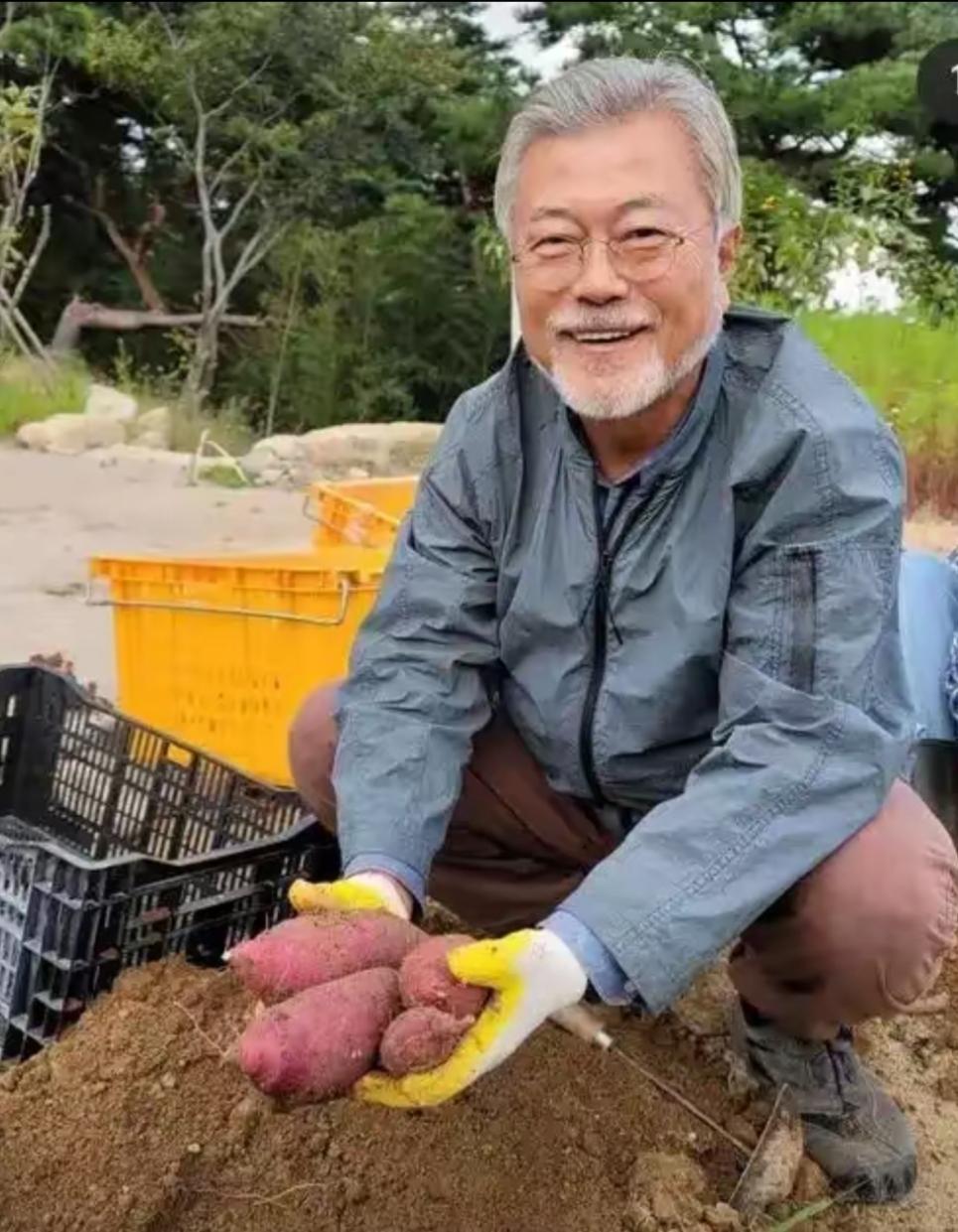 从韩国总统的位置上退休以后，他住在乡下，种菜，开书店，虽然每月领取1400万韩元