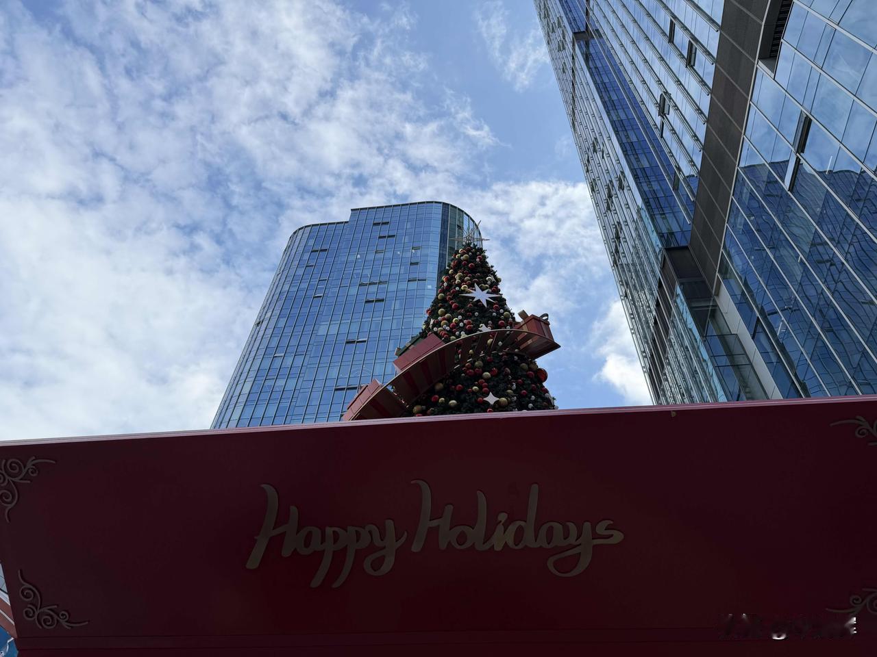 双节将至，深圳到处张灯结彩，圣诞树金光闪闪，大家都在开心迎接新年的到来，期待中国