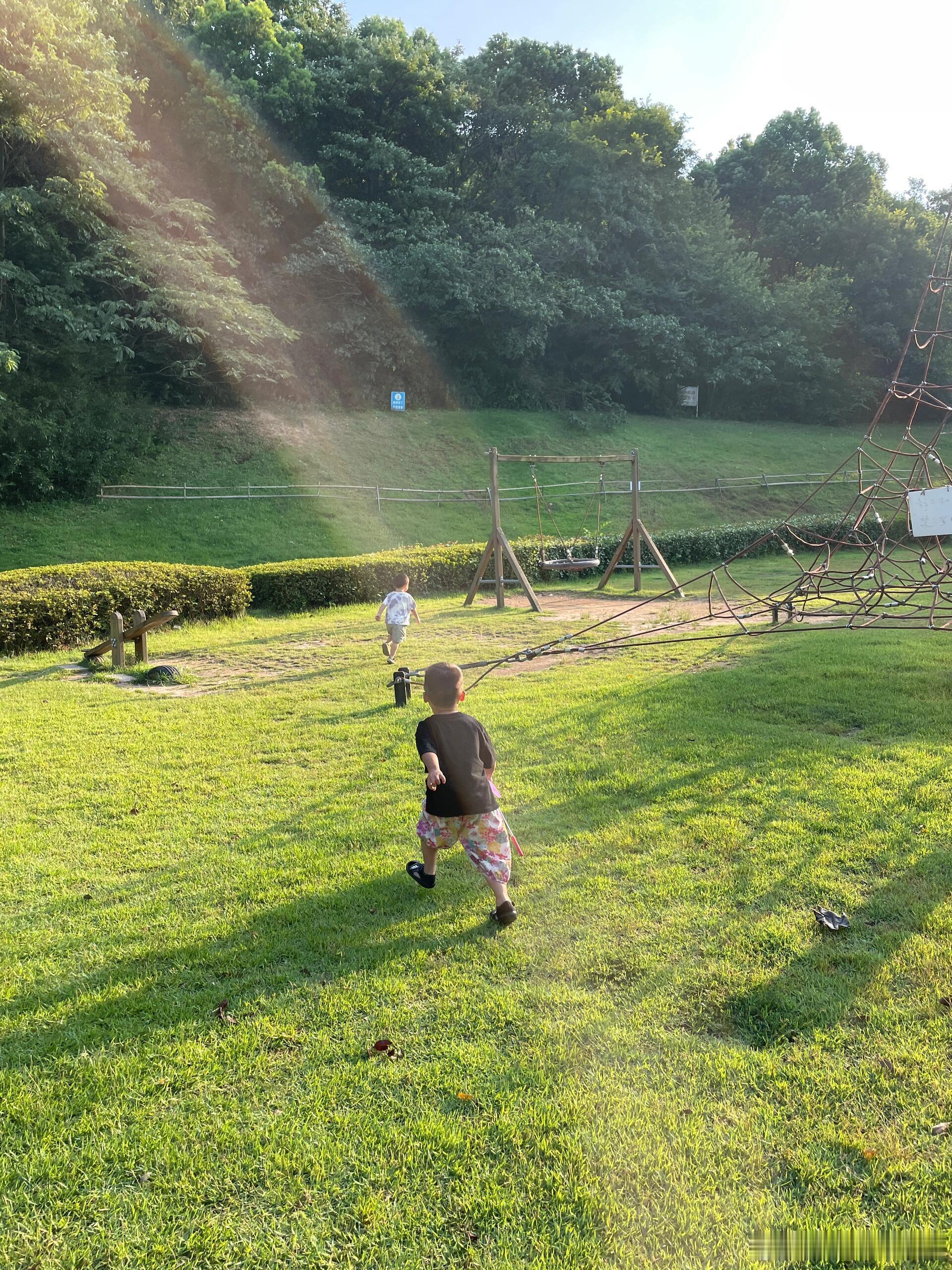 放学后的大户外直奔公园一起粗发去公园溜达了4-5点的阳光没有那么炽热玩起来刚刚好