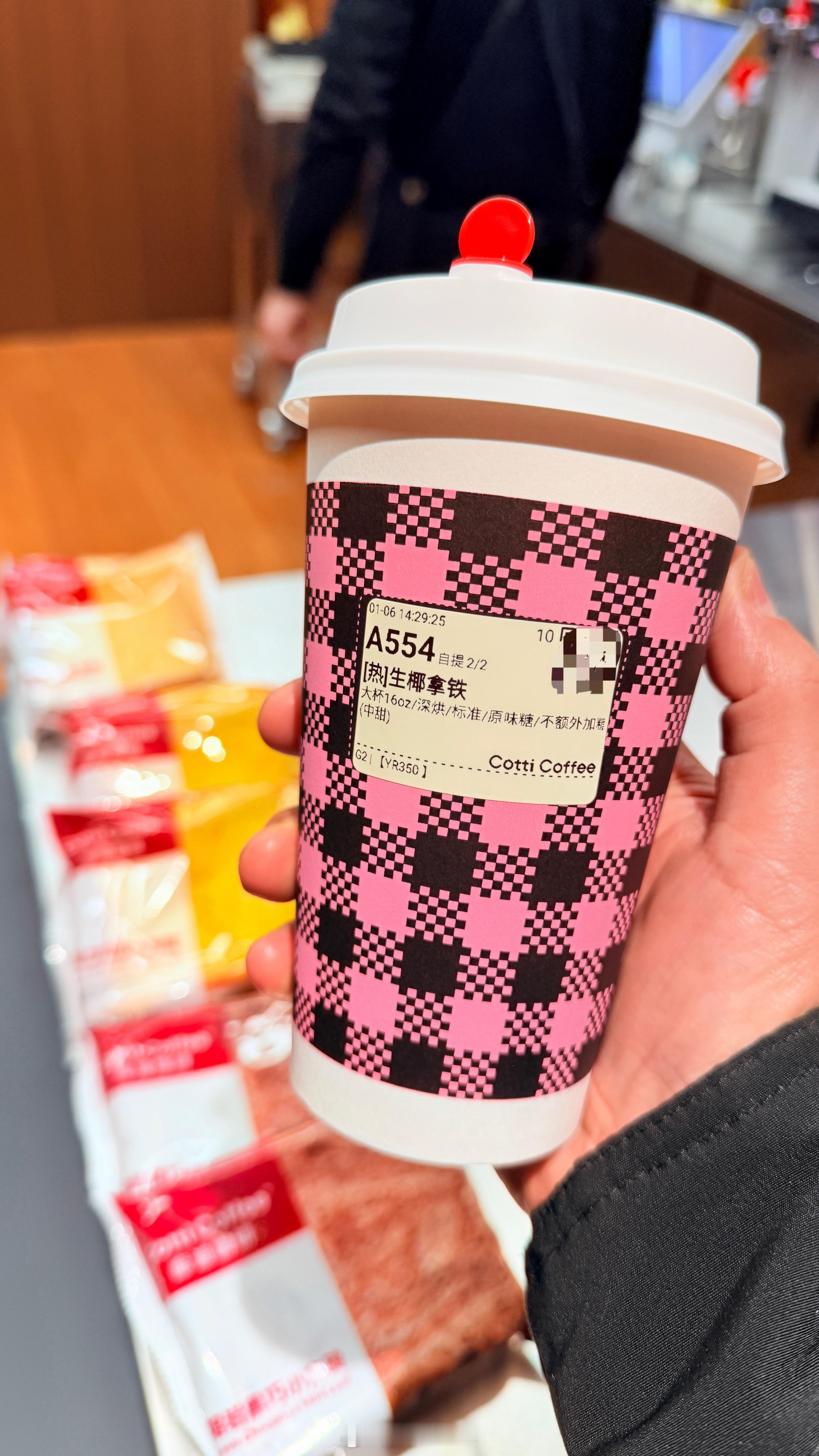 “内卷”就是一种低水平的竞争。楼下瑞幸咖啡隔壁又开了一家库迪咖啡起步促销活动6.