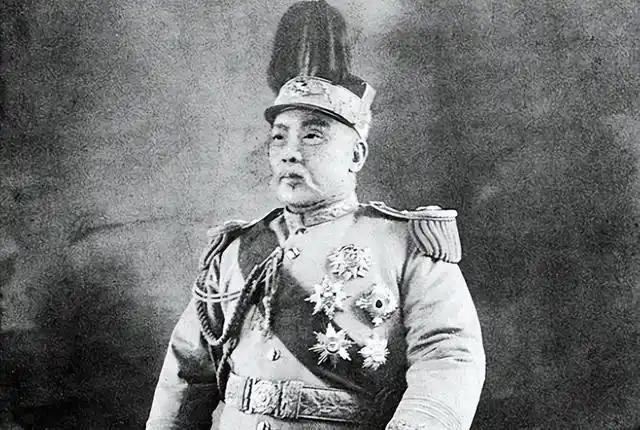 1912年，袁世凯逼清帝退位，两千多年的封建帝制一夜终结。全中国都在喊：共和万岁