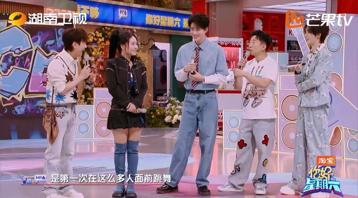 敖瑞鹏王星越一个敢教一个敢学 舞蹈黑洞之间的奇妙碰撞！开场舞前的角落，两人有模有
