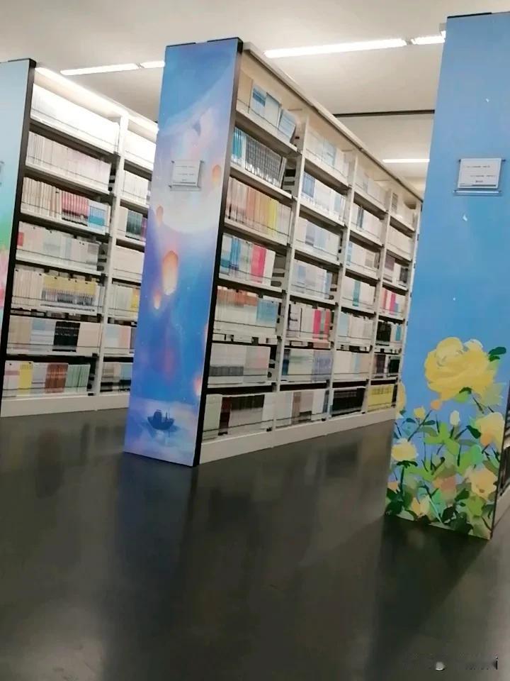 在广州图书馆看书，那体验简直绝了！它在花城广场，像一本“美丽书籍”。自2014年