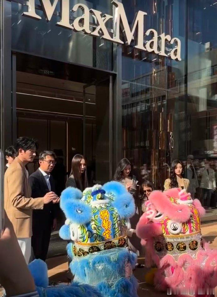 蒋欣戚薇沈月同框蒋欣戚薇沈月活动同框高颜值美女合体来袭！蒋欣戚薇沈月惊艳同框，三