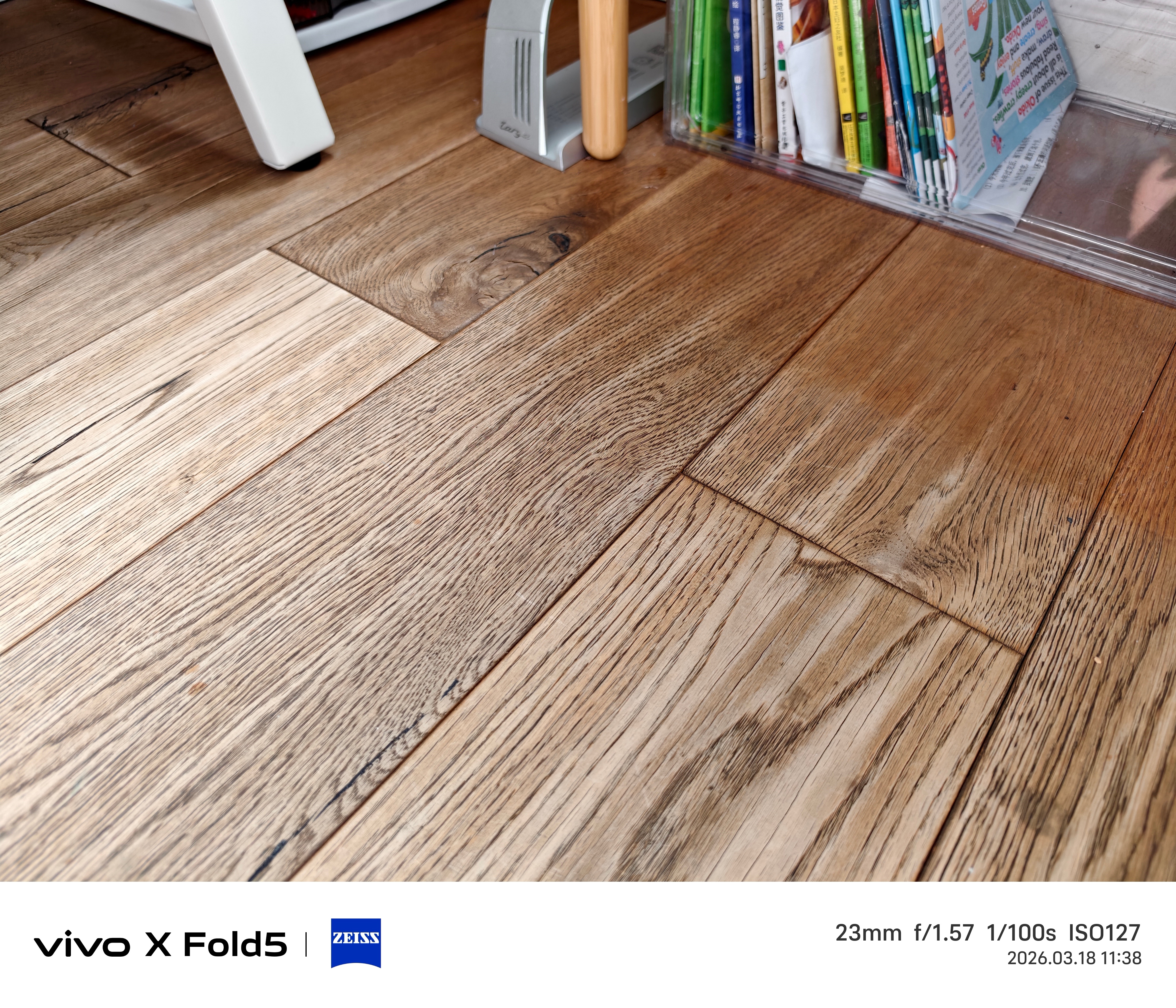 旭子的装修日记 显摆一下我老房子的地板。我老房子用的金鹰艾格实木复合地板，十几年