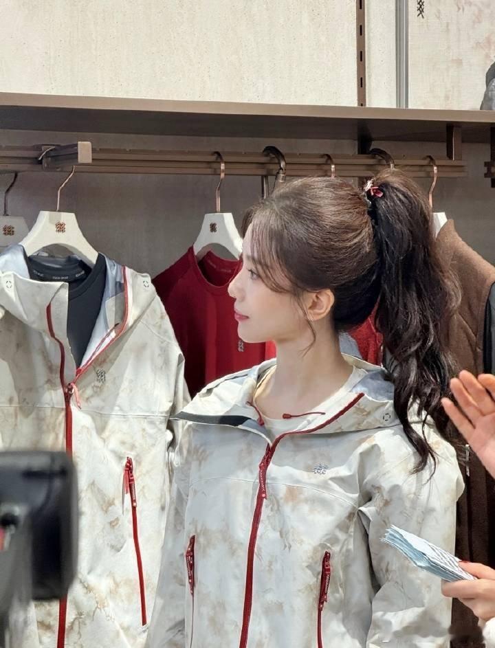 今天在深圳出席线下活动的刘诗诗！！生图好美😻 这个脖子线条好美