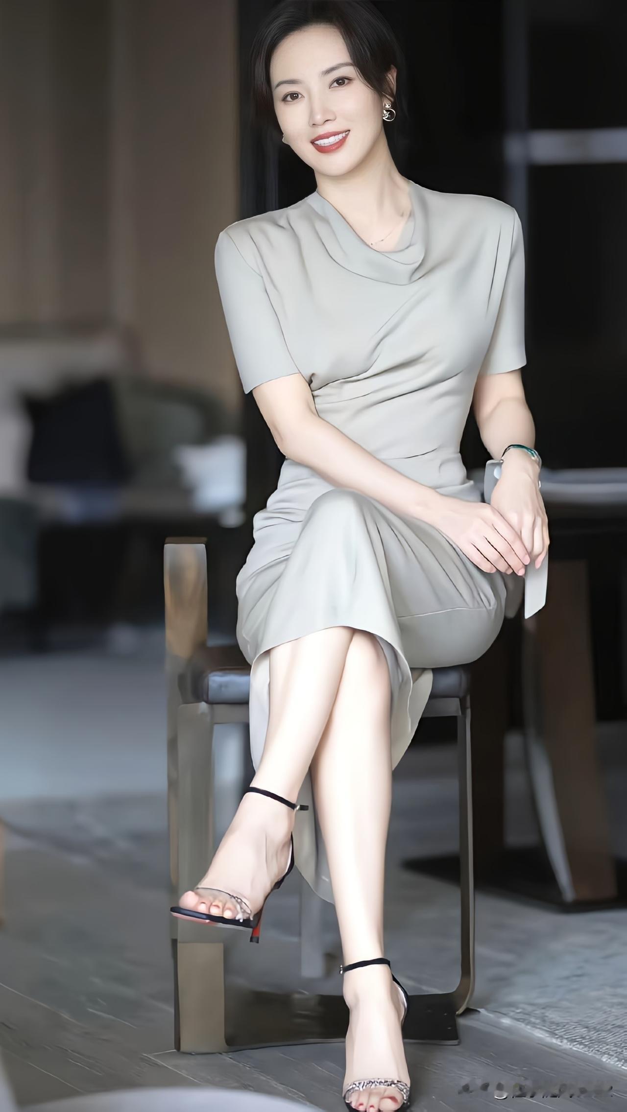 优雅气质，浅灰色连衣裙搭配高跟鞋，完美展现都市女性魅力