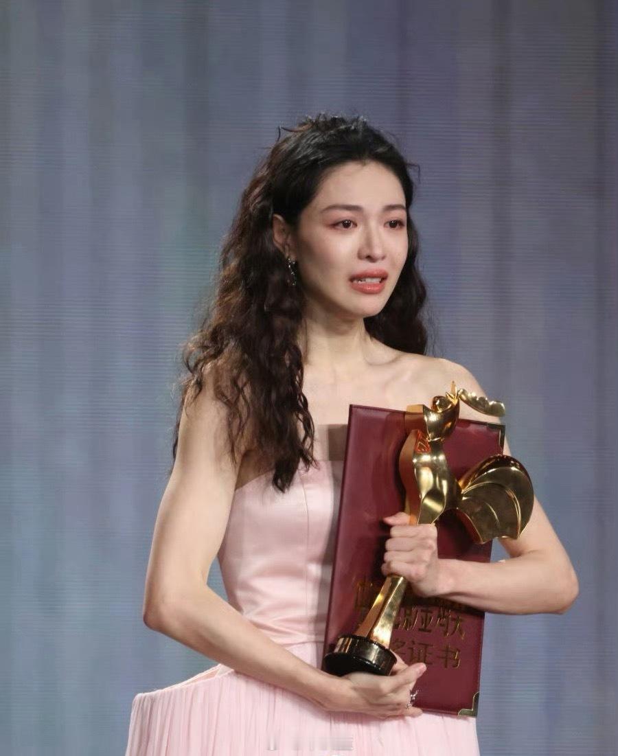 去年看完「好东西」就觉得钟楚曦可以冲女配，后来在金鸡奖提名预测中也一直坚定的觉得