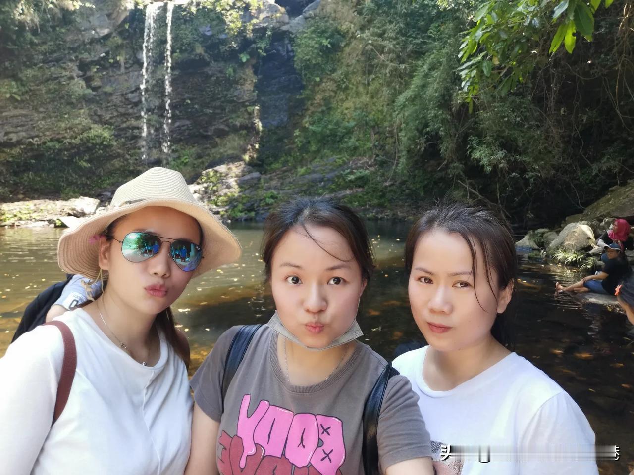 在疫情的影响，同住在香港的朋友，半年都没有见过面了，今天大家约在一起，带上家人，