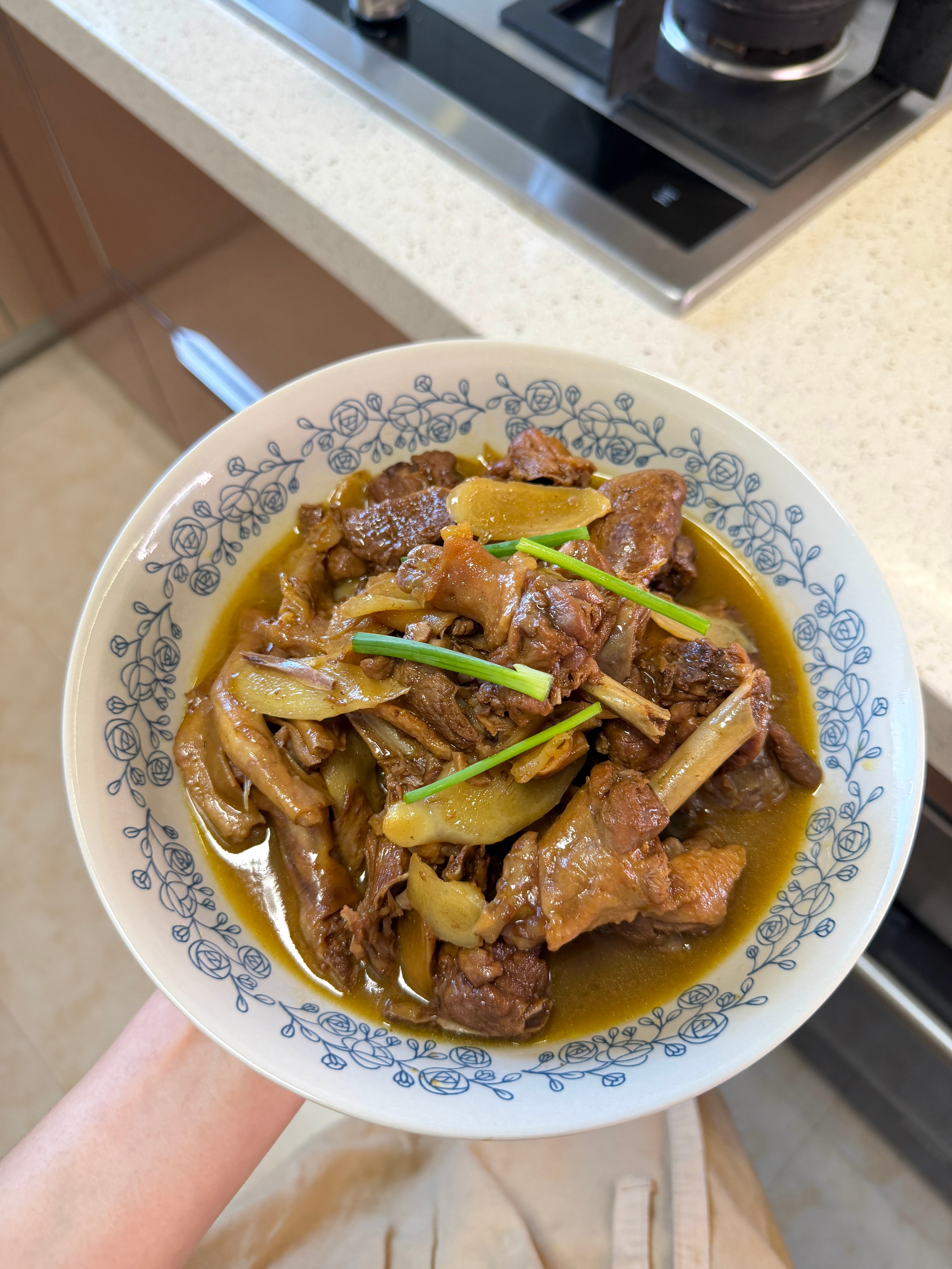 中秋国庆硬菜之：子姜烧鸭子1️⃣用菜籽油将子姜炒至略焦黄状，盛出备用2️⃣留底油