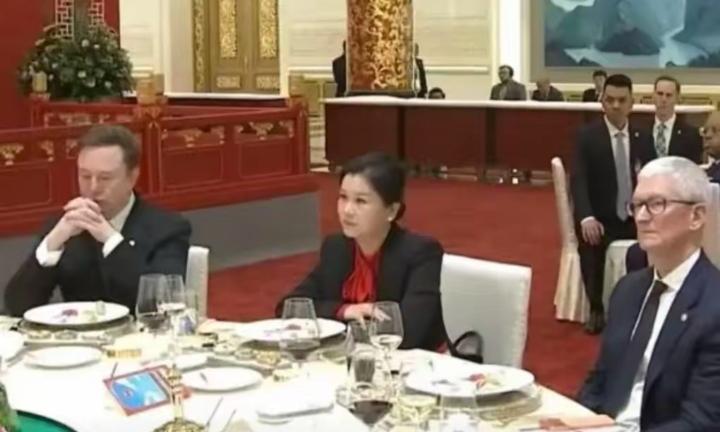 一张同框照藏着中国制造的底气！周群飞稳坐马斯克、库克中间，淡定气场拉满，这位“玻