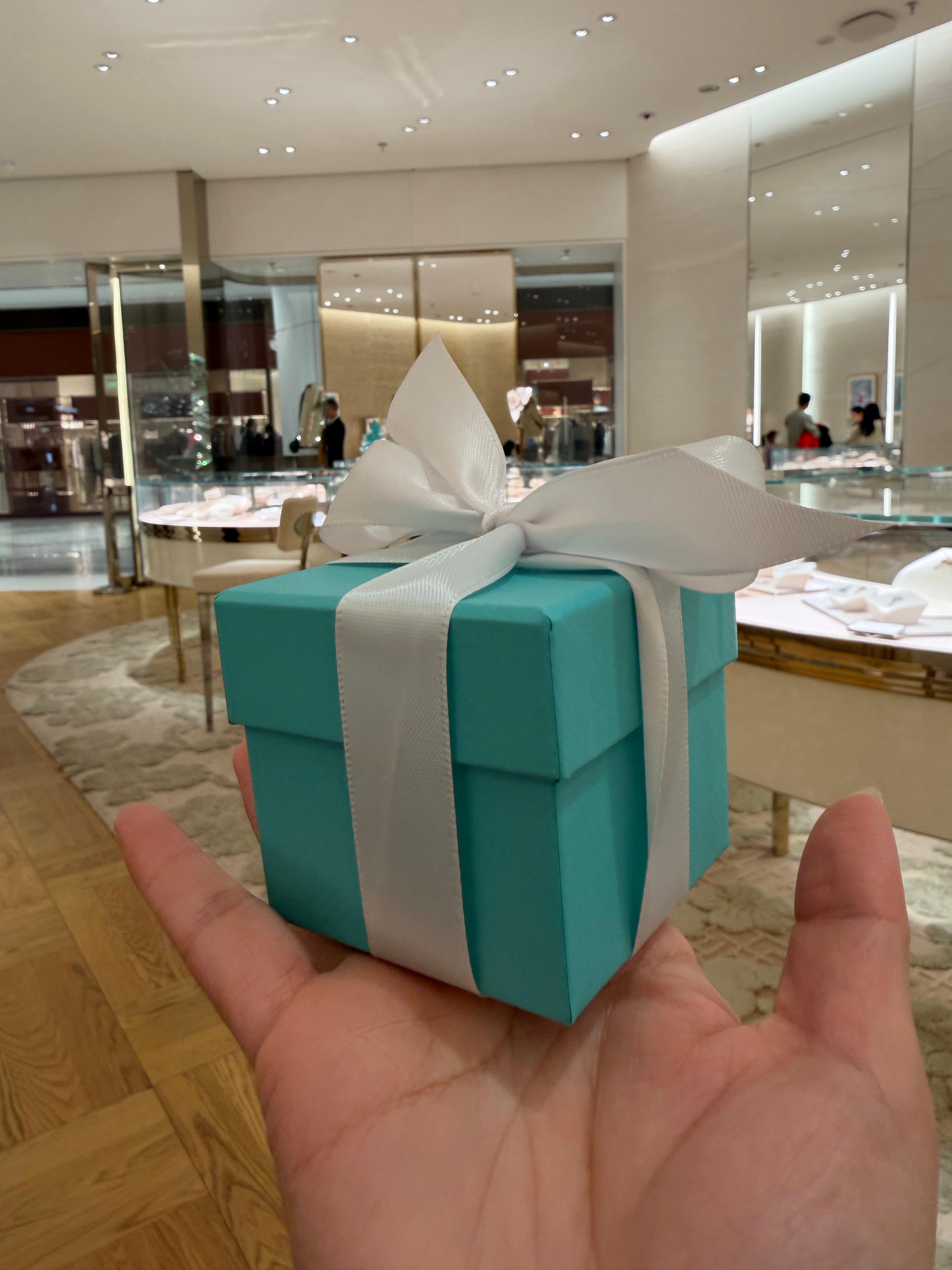 Skp新街区新店开幕，听说朱一龙来剪彩买了一对小礼物，Tiffany的节日包装很