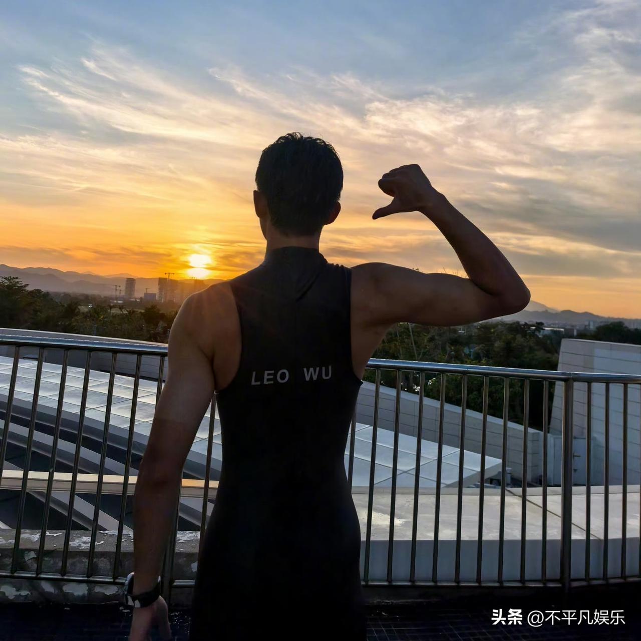近期吴磊的骑行路透刚曝光就刷屏全网，为贴合新戏角色晒出的小麦色皮肤下，手臂线条流