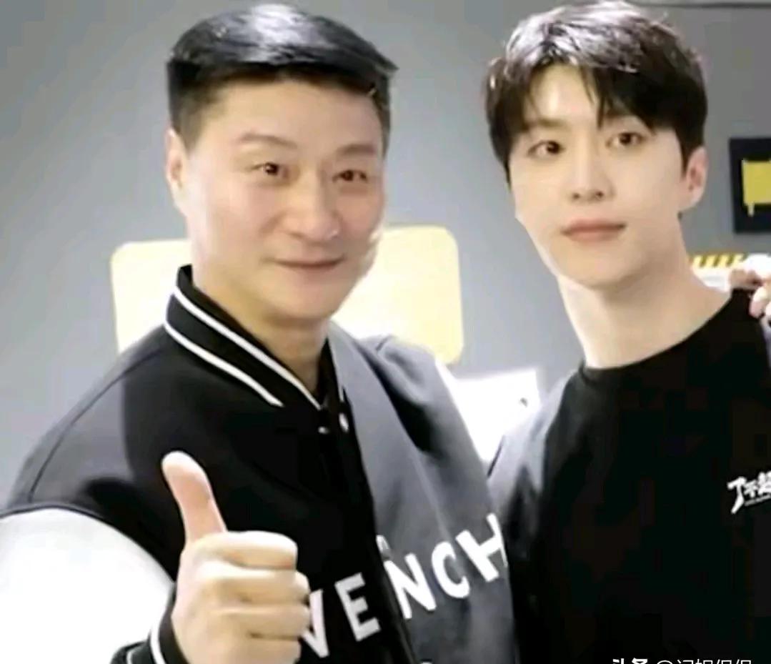认识他俩的知道他俩是父子关系，不知道的还以为他俩是兄弟关系呢，有谁看出左边这位已