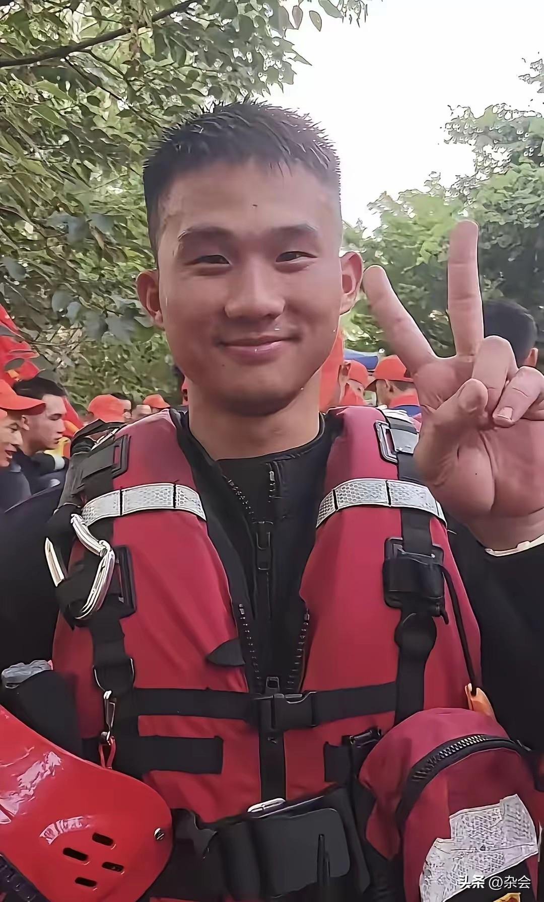 找到了！火遍全网的“泡饭哥”，真名梁焕，是一名消防员。
他说当时不躲雨，是因为任