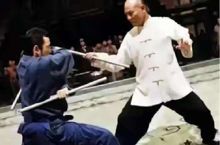 乾隆二十八年，24岁的少侠方世玉，在与武当派五枚师太交手时，被五枚师太一脚踢中要