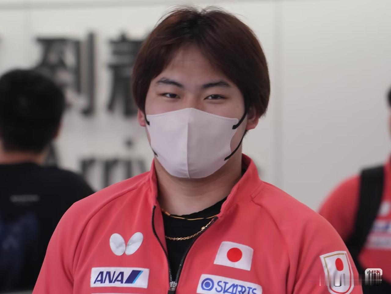 松岛辉空已经回到日本了。
这是一下飞机就安排了采访，怪不得松岛辉空穿着队服，这次