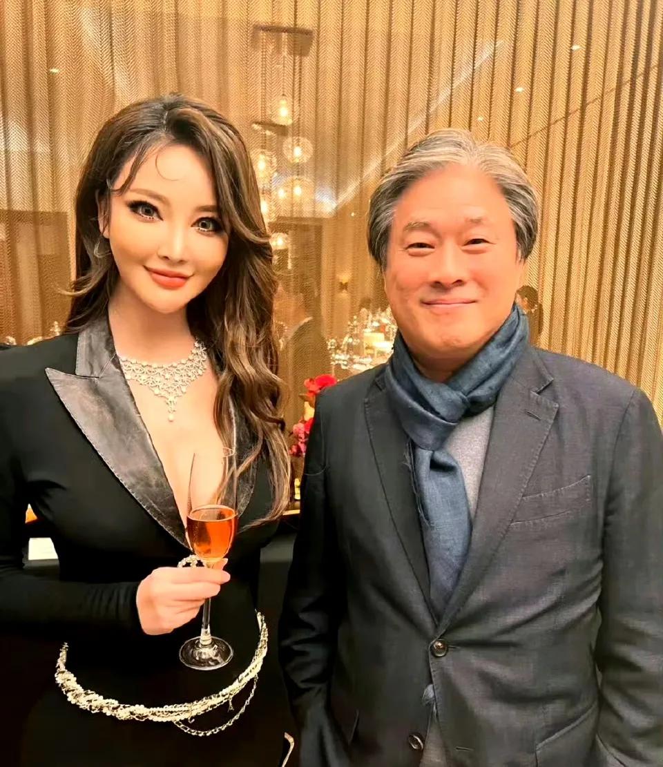 这？谁能认得出来啊……
挺怀念之前的明玉格格的，一晃都这么多年了，脸变了，身材没