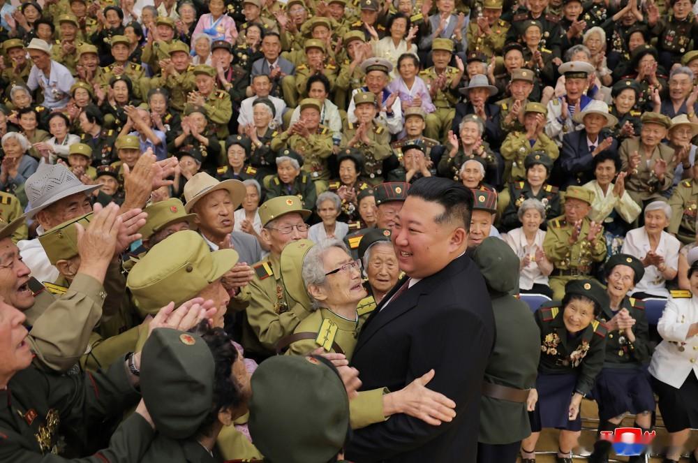 朝鲜举行胜利节阅兵，金正恩接见参战老兵。 