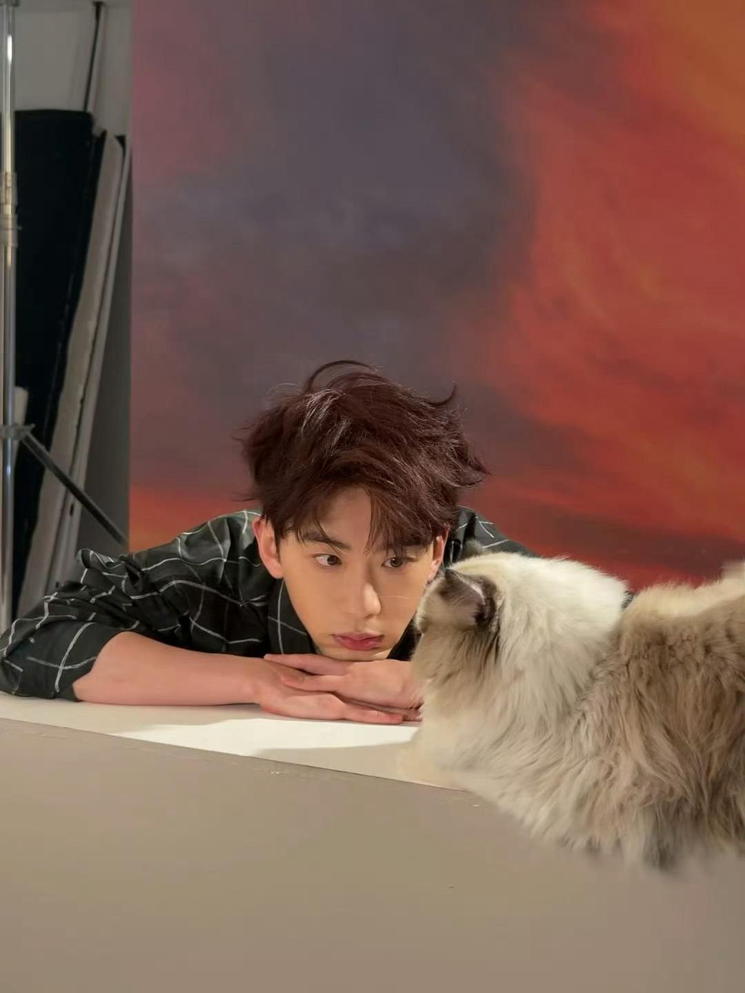 费启鸣是不是有点太帅了点 我要被帅晕了 最近帅得很过分哥哥