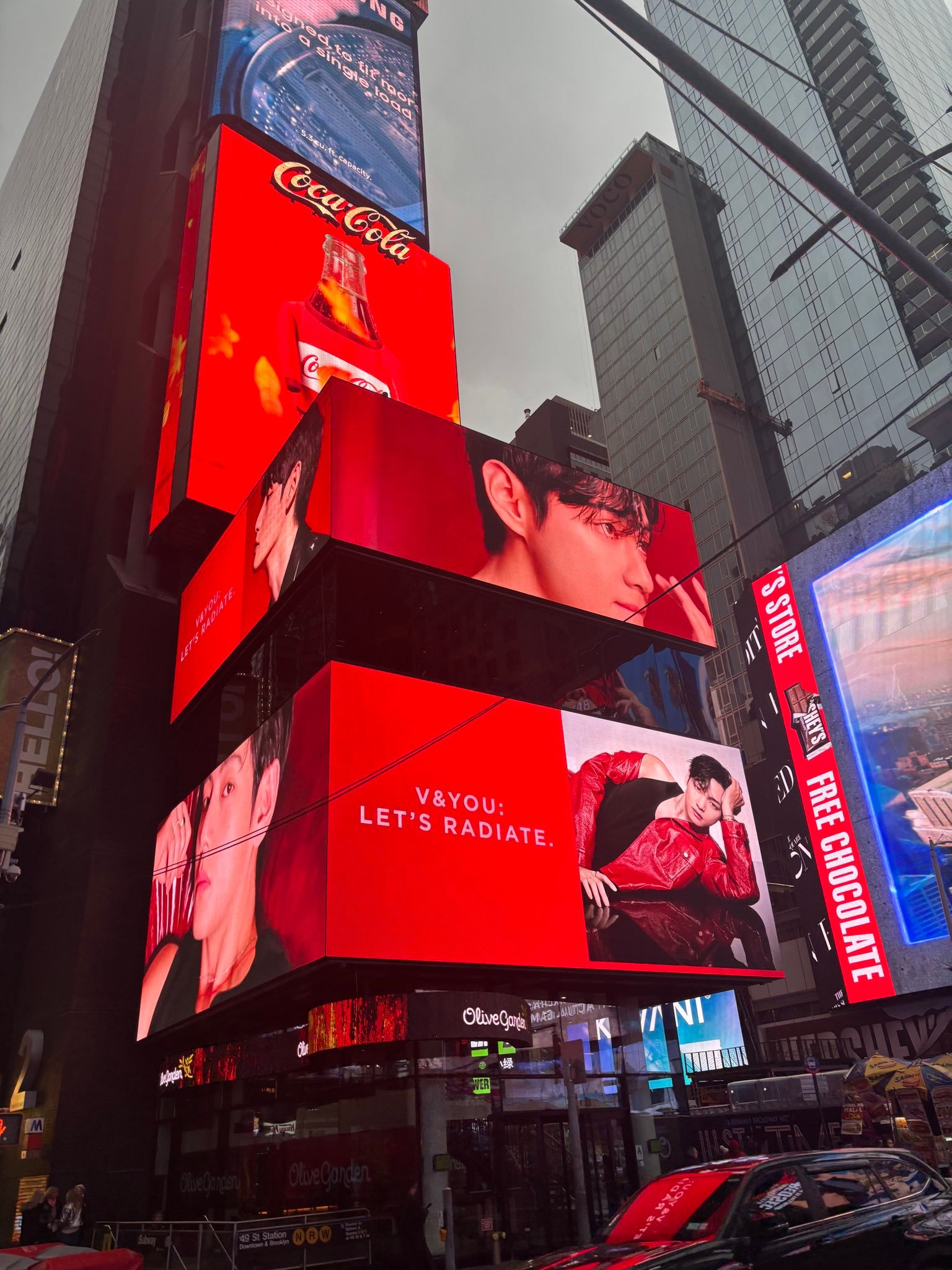 分享一组金泰亨 x TIRTIR 的地广，包括纽约时代广场在内的在全球多地铺设！