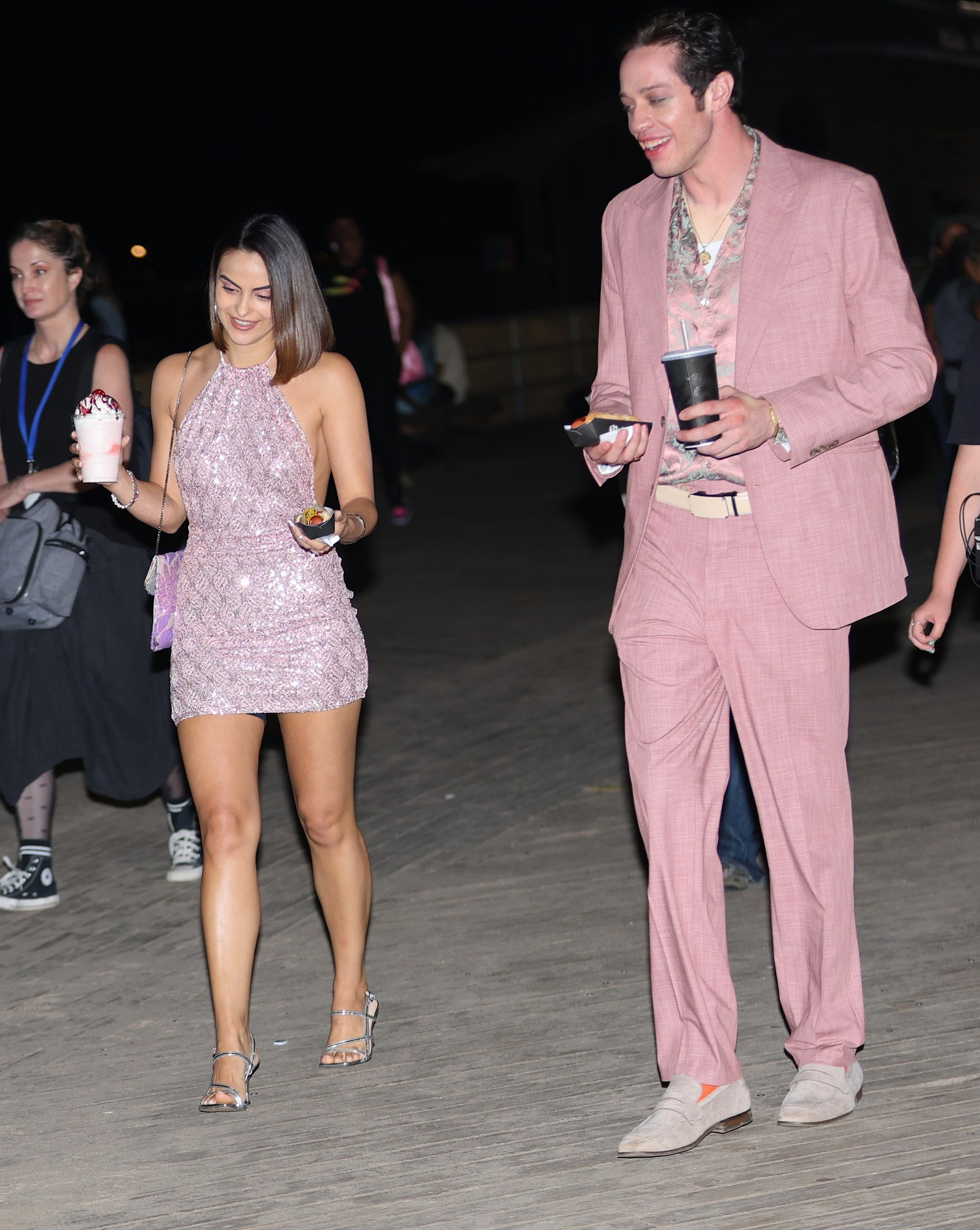 Pete Davidson和Camila Mendes 上月26日纽约 电影To