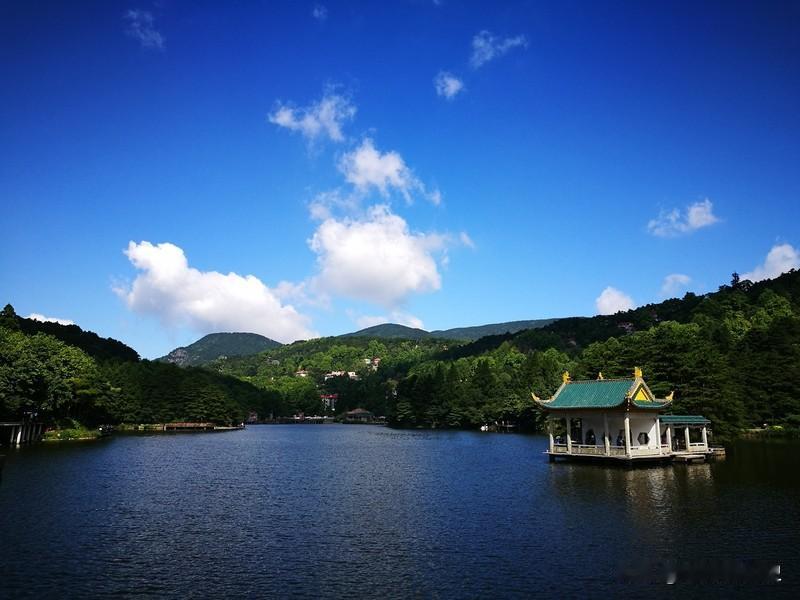 庐山老照片太有韵味！像蟾蜍石老照片，石上“豁然贯通”醒目，却无后来“纵览云飞”。
