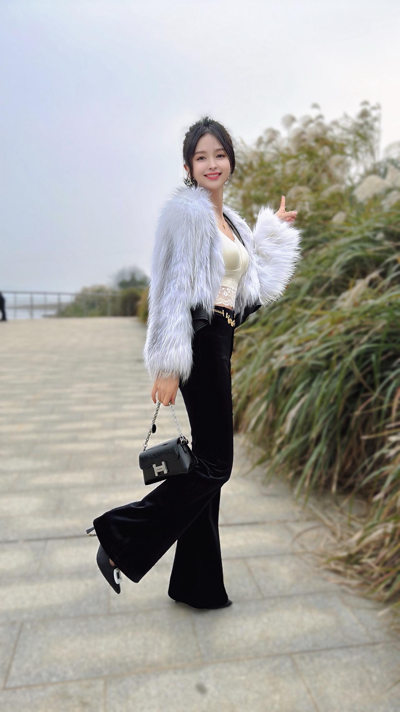 跟谁在一起真的不一样，有的人就像充电器，聊几句就能让你满血复活。有的人就像榨汁机