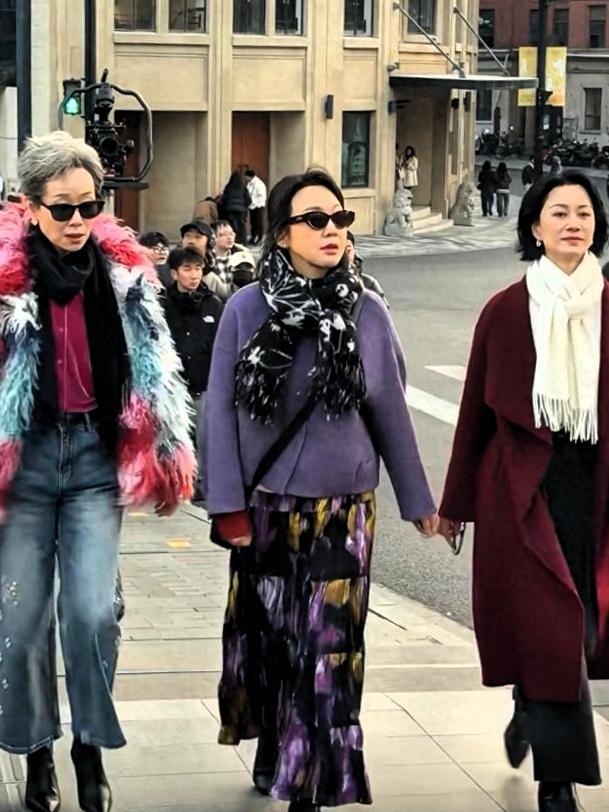 闫妮叶童倪虹洁同框炸街！这气场谁看了不喊姐
 
家人们，上海乍浦路这波路透太绝了