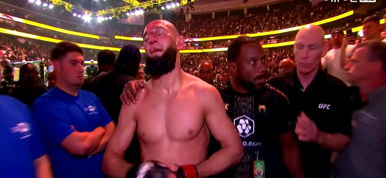 五回合后，铃声一落，比分单一翻，斯特里克兰以分歧判定压过奇马耶夫，UFC中量级腰