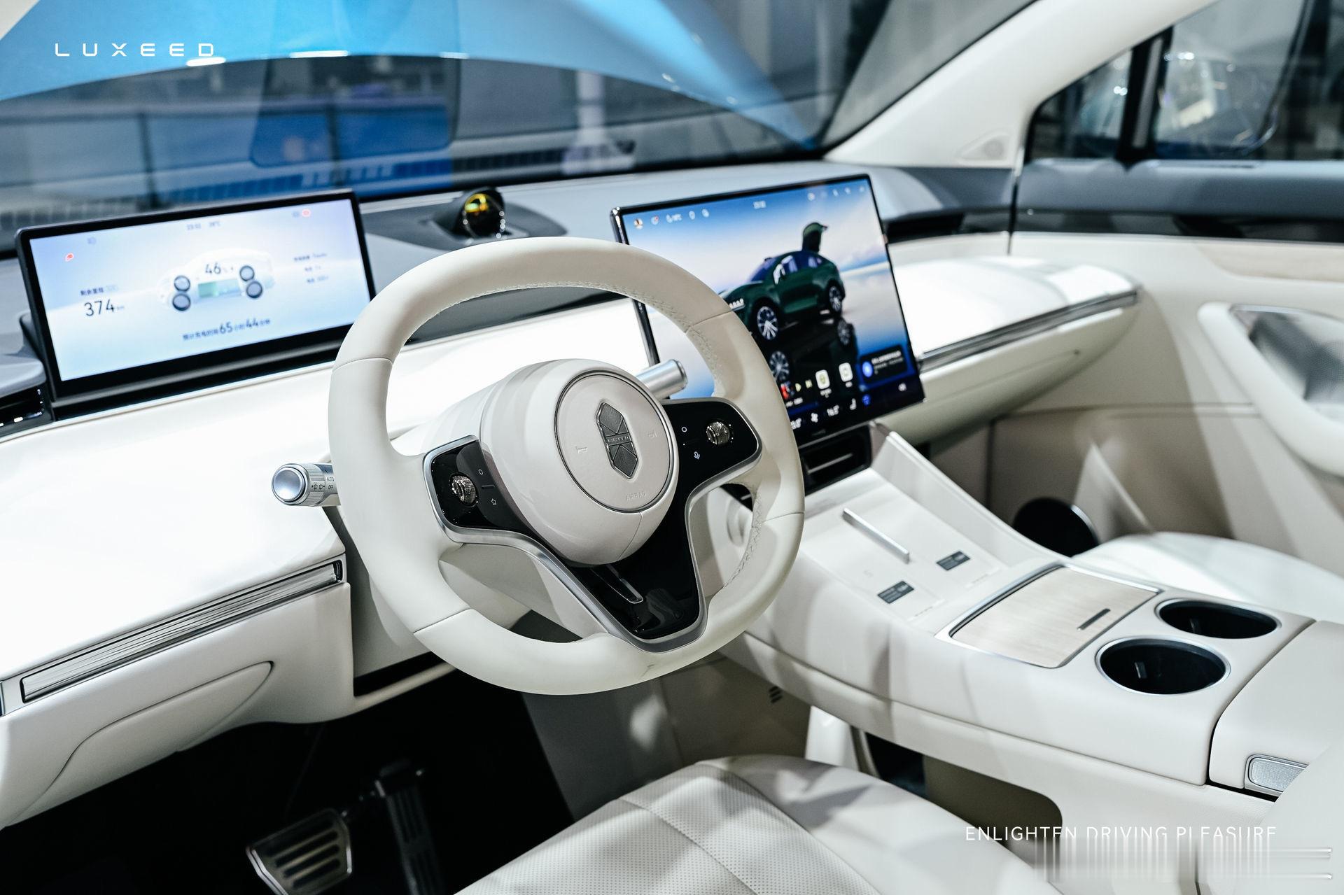 同级竞品有何好？北京车展智界R7更值得 2026北京车展现场，不少家庭用户在理想