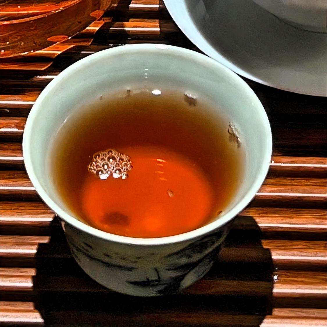 最没立场的茶，第一名肯定是大红袍，妥妥的顺风倒。

当年铁观音火遍大江南北的时候