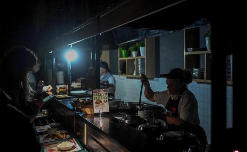 【特朗普促乌克兰 感恩节前接受美国28点和平计划】特朗普说，如果战争持续下去，乌