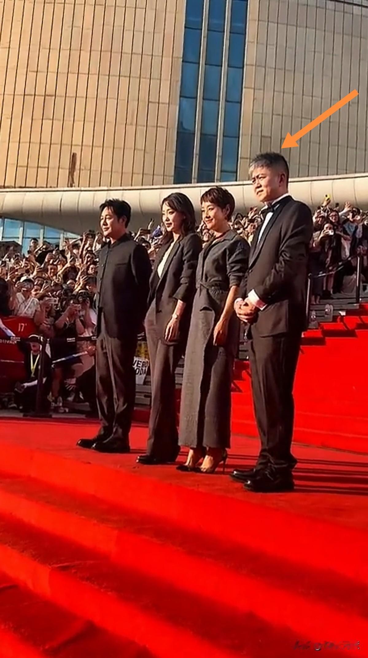 左边的三位大家都认识。
只是最右边的这位，
能与张颂文张小斐马伊琍一线明星并列，