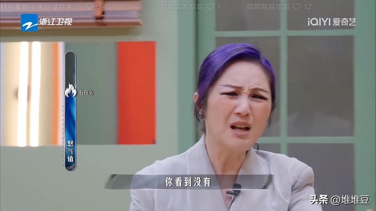 节目里，杨千嬅直接闯入陈小春那队的房间。聊的比赛规则时，杨千嬅都对着一脸懵懂的陈