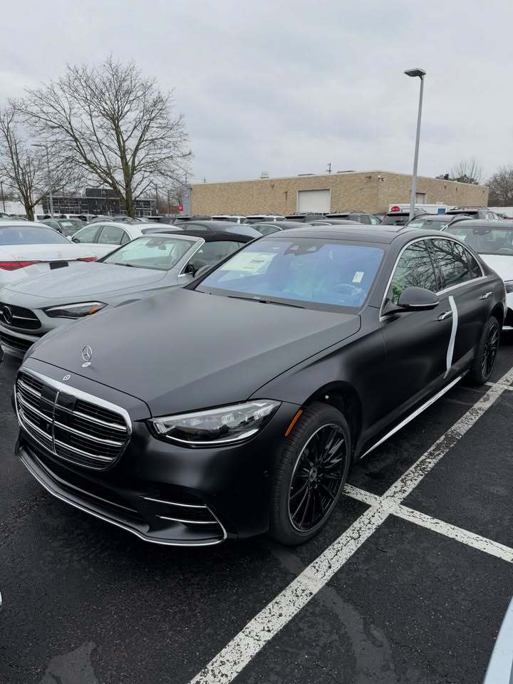 大哥，你好烧啊……奔驰S580 MANUFAKTUR定制，绿色NAPPA真皮内饰