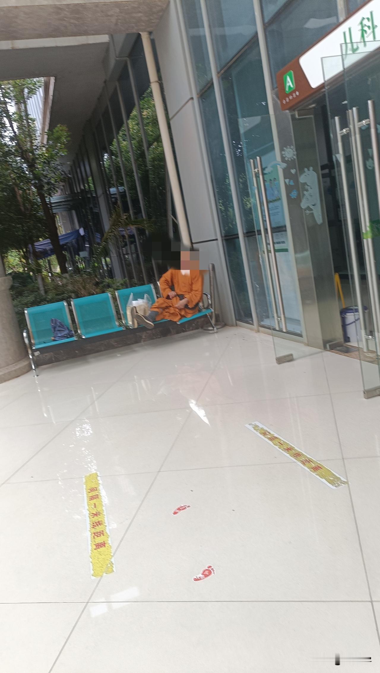 一般来说和尚道士很少看到生病的吧，尤其在医院看不到他们的影子，但是昨天在昆明中医