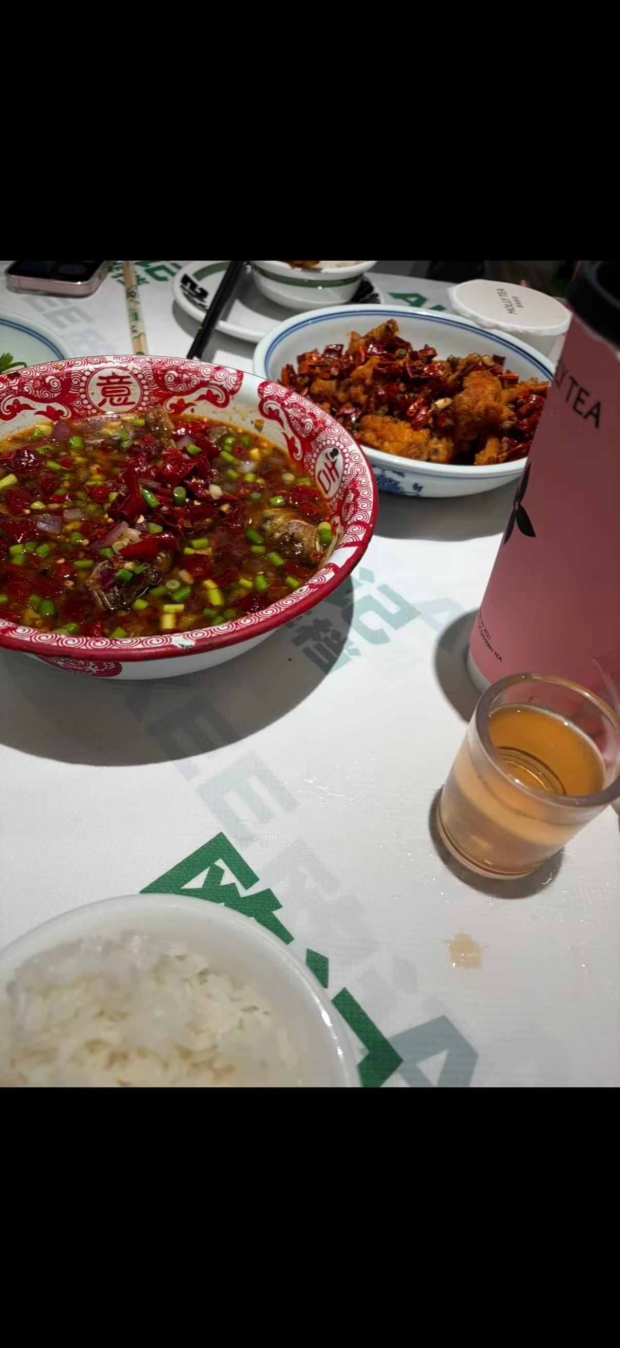 如果没搞错的话 无意间和张泽禹吃过同款[流鼻血]这家店真的很辣！！点的微辣都特别